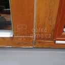 Dům Zeleneč - detail poškozených dřevěných oken před opravou