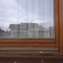 Detail dřevěného okna před opravou hliníkovým opláštěním
