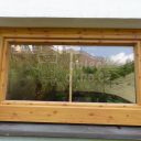 Dřevěné okno po instalaci hliníkového opláštění na narážecí podložky