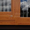 Detail dřevěného okna po renovaci opláštění hliníkem s dekorem dřeva firmy Window servis