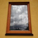 Okno opravené systémem hliníkového opláštění s dekorem dřeva