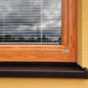 Okno opravené systémem hliníkového opláštění Window servis s dekorem dřeva Dekoral, detail