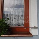Dřevěné okno po renovaci celohliníkovým opláštěním s dekorem dřeva Dekoral, detail 