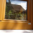 Detail zrenovovaného dřevěného okna opláštěním, dekor dřeva, Window servis