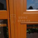 Dřevěné balkonové dveře opravené celohliníkovým opláštěním s detailem dekoru dřeva