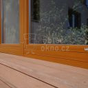 Dřevěné balkonové dveře opravené celohliníkovým opláštěním s dekorem dřeva