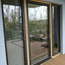 Balkonové dřevěné dveře a okna během instalace systému hliníkového opláštění na narážecí podložky - Strakonice, Jihočeský kraj
