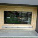 Dřevěné okno při opravě s narážecími podložkami před připevněním hliníkového opláštění