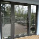 Balkonové dřevěné dveře a okna po opravě systémem hliníkového opláštění (metalický antracit)
