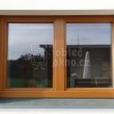 Dřevěné okno po opravě hliníkovým opláštěním s dekorem dřeva (zlatý dub)