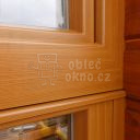 Dřevěné okno po opravě hliníkovým opláštěním detail dekoru dřeva