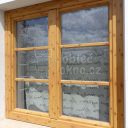 Dřevěné okno opláštěné hliníkem s dekorem dřeva