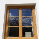 Dřevěné okno po renovaci hliníkovým opláštěním s dekorem dřeva