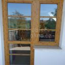 Dřevěné okno a balkonové dveře po opravě hliníkovým opláštěním s dekorem dřeva