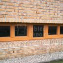 Opravená dřevěná okna za pomoci hliníkového opláštění s dekorem dřeva